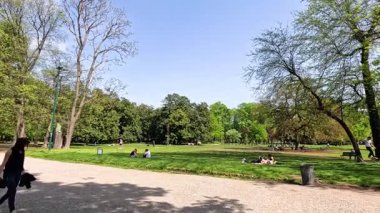 Manzaralı bir parkta yürüyen biri.