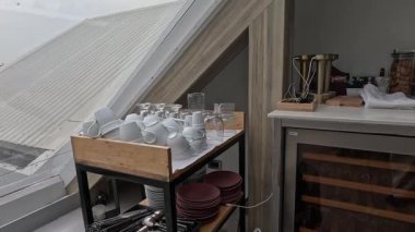 Bir bar tezgahında içki ve bardakları düzenlemek.