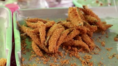 Market tepsisinde kızarmış balık.