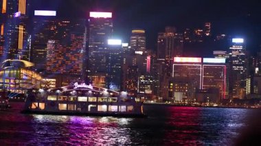 Hong Kong 'un silueti üzerinde renkli ışık gösterisi