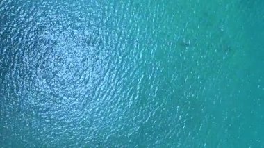 Phuket, Tayland 'daki sakin mavi okyanus manzarası. Hafif dalgalanmalar doğal gün ışığında rahatlatıcı bir doku yaratır.