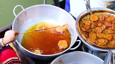 Yüzen bir markette balık keki kızartıyorum.