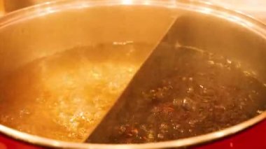 İki çorba soslu haşlama tenceresi.