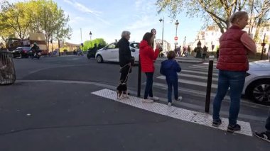 Paris 'te bir caddeyi geçmeyi bekleyen yayalar.