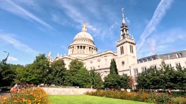 Canlı bahçeli St. Paul Katedrali