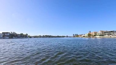 Altın Sahil kanallarında manzaralı tekne gezisi