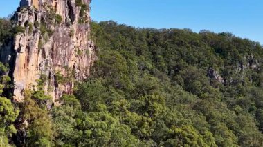 Nimbin Kayalıkları 'nın hava görüntüleri, yemyeşil ve engebeli uçurumları gün ışığında sergiliyor.