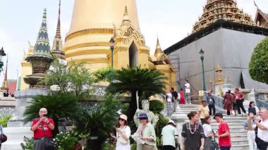 Turistler Bangkok 'un ikonik tapınağını ve tapınağını keşfediyorlar