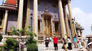 Turistler süslü tapınak mimarisini keşfediyorlar.