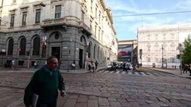 Milan 'ın Brera bölgesinde yayalar ve araçlar