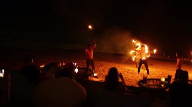 Sahilde gece göstericiler ateşle uğraşır.