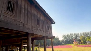 Khao Yai 'de doğanın ortasında ahşap bir ev.