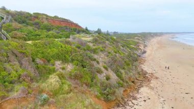 Kumsalın, tepelerin ve kasabanın havadan görünüşü