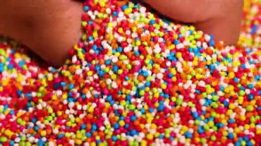 Parmakların canlı şeker parçacıklarıyla etkileşimi