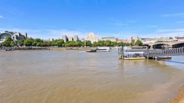 Thames nehri boyunca giden bir tekne.