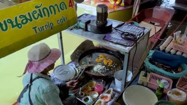 Tedarikçi Bangkok 'ta bir teknede yemek hazırlıyor.