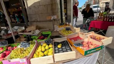 Müşteriler taze ürünleri ve yerel ürünleri keşfediyorlar