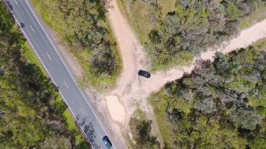 Avustralya taşra kavşağından geçen araba.