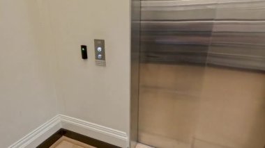 Asansöre girip çıkan insanlar.