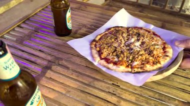 Tahta masada birayla servis edilen pizza.