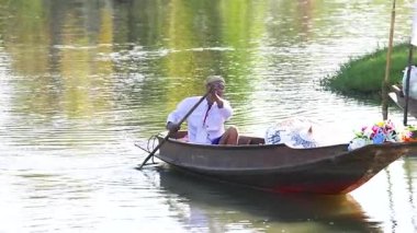 Bangkok 'taki huzurlu park sularında kürek çeken kişi