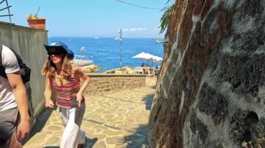 Manzaralı okyanus manzarasına doğru yürüyen çift