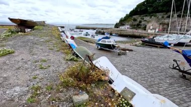 Kayıklar taş bir yol boyunca kenetlendi.