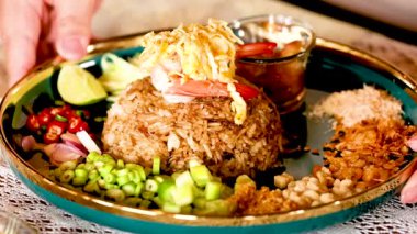 Lezzetli Tayland yemeği ve canlı malzemeler