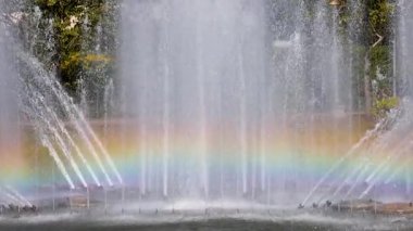 Parktaki çeşmede renkli gökkuşağı şekilleri