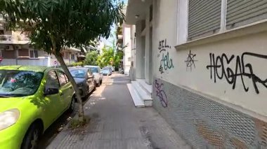 Atina 'daki bir ara sokakta duvar yazısıyla kaplı duvarlar