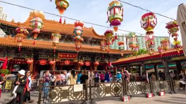 Ziyaretçiler Hong Kong 'daki renkli tapınağı keşfediyorlar.