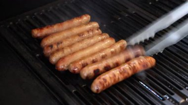 Sosisler kızartıldı ve maşayla çevrildi.