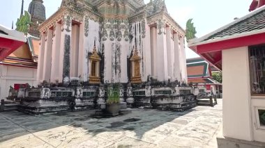 Wat Pho 'nun mimarisinin huzurlu bir görüntüsü.