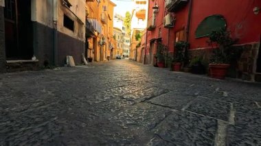 Renkli binalarla büyüleyici sokak manzarası