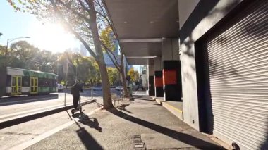 Tramvayı ve yayası olan Sunlit Caddesi.