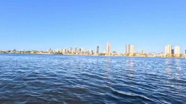 Şehir manzaralı bir nehir gezisi.