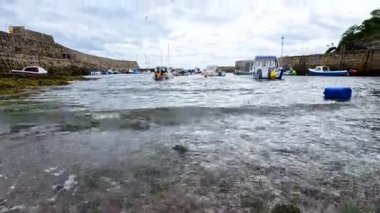 Fife limanından geçen tekneler