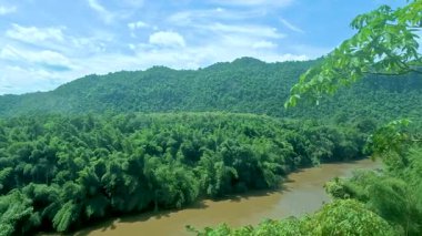 Tayland 'da yemyeşil ve nehir yemyeşil