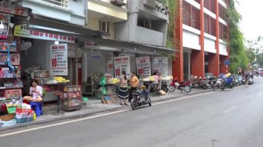 Canlı bir şehir caddesinde motosikletler ve yayalar