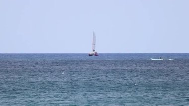 Tayland 'ın Phuket yakınlarındaki sakin denizde yat gezintisi.