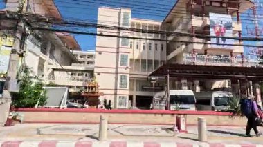 Yayalar ve araçlar şehir kavşağından geçiyor.