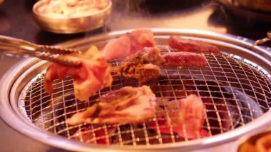 Izgarada et çeviren maşalar