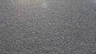 Hareket eden çakıl yolunun yakın görüntüsü