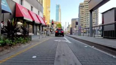 Şehir sokaklarında bir araba yolculuğu