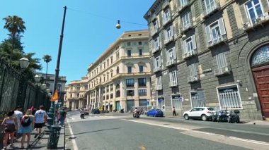 Yayalar ve araçlarla dolu bir cadde.