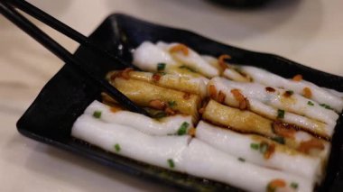 Çubuklar pirinç eriştesi topluyor.