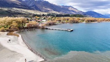 Havadan çekilen görüntüler Glenorchy 'nin sakin manzarasını dağlar, göl ve berrak gökyüzünün altında canlı sonbahar yapraklarıyla yakalıyor.