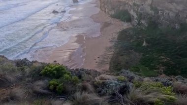 Dalgalar ikonik kireç taşı oluşumlarına çarpar