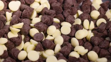 Koyu ve beyaz çikolata parçaları birleşiyor.