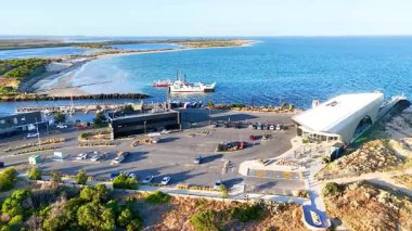 Hava görüntüleri Queenscliff 'in limanını, deniz fenerlerini ve kıyı şeridini parlak gün ışığında görüntüler.